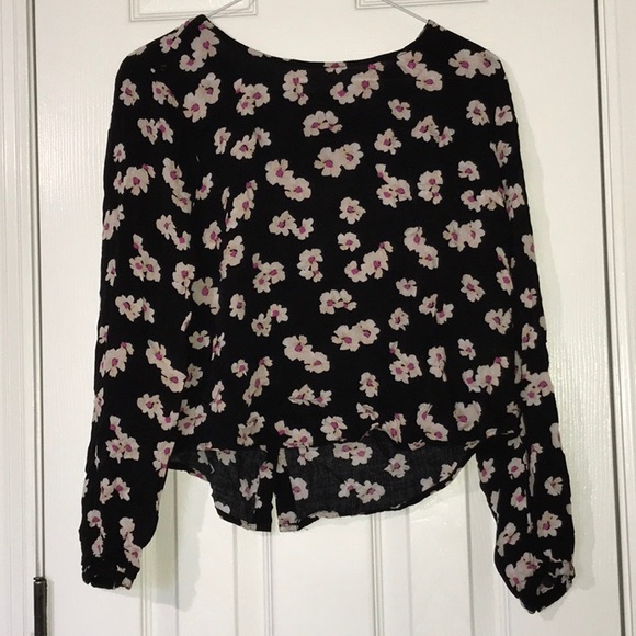 Cute top - Picture 1 of 2